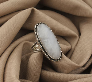 Anillo Solitario Clásico Boho Hecho a Mano con Engaste de Plata de Ley 925 y Gema Arcoíris de Corte Ovalado, Certificado Jaipur Party - Product Image 1
