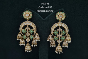 Boucles d'oreilles pendantes Kundan 07589, couleur or, motif floral, style chandelier, avec pierres vertes et blanches, bijoux pour mariage et fête - Product Image 2