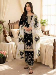 Ensemble de tenue ethnique de créateur en soie, brodé de sequins, comprenant un haut, un pantalon palazzo et un dupatta en soie tabby à imprimé numérique, prêt-à-porter. - Product Image 3