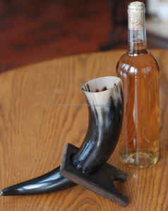 Cuerno para beber de inspiración medieval Premium con tallas intrincadas con soporte de Unique Craft India - Product Image 1