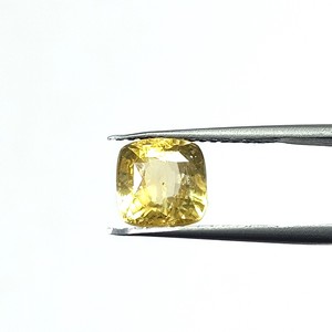 พลอยแซฟไฟร์สีเหลืองทรงคุชชั่นธรรมชาติ 5.05 กะรัต จากศรีลังกา สำหรับทำเครื่องประดับและแหวน รุ่น YCWX-155 - Product Image 2