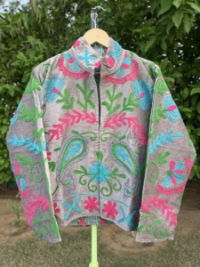 Chaqueta de terciopelo bordada a mano de primera calidad para mujer |   Ropa Exterior de Terciopelo con Diseño Floral de Lujo |   Chaqueta de Invierno de Moda Boutique - Product Image 4