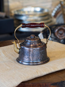 Théière en cuivre faite à la main, bouilloire à thé décorative en métal avec poignée en bois, ustensile de cuisine vintage pour la préparation du thé - Product Image 5