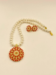 Conjunto de Colgante de Perlas de Coral Chapado en Oro RAY FINE ORNATES, Joyería Hecha a Mano con Piedras Preciosas, Joyería Étnica India de Moda para Novias y Bodas - Product Image 3