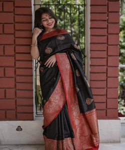 Sari de seda negro con borde rojo y motivos dorados, traje tradicional indio para bodas, para mujeres. - Product Image 3