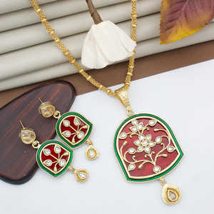 Ensemble de bijoux fins plaqué or avec pendentif en pierre de cristal - Product Image 1