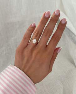 Anillo de compromiso con diamante ovalado cultivado en laboratorio, banda pavé, anillo de boda de oro para mujer, anillo de diamante nupcial minimalista. - Product Image 2