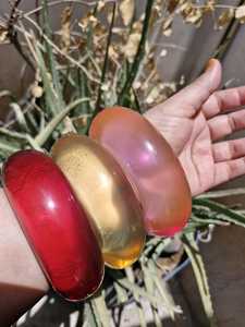 Bracelets en résine époxy faits à la main, ronds, colorés, bijoux d'art de collection, confectionnés avec la technique de moulage - Product Image 1