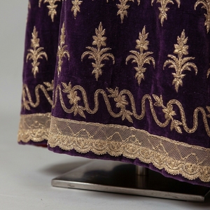 Dálmatica Litúrgica de Terciopelo Morado Bordada a Mano con Flores Doradas, Vestimenta Religiosa Personalizada - Product Image 4