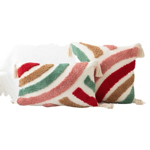 Housses de coussin décoratives élégantes avec motifs colorés en tuftage arc-en-ciel et rayures abstraites, et coins à pompons raffinés. - Product Image 2