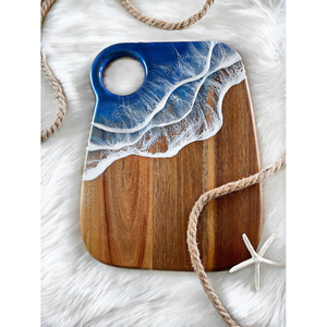 Planche à découper en bois avec résine époxy motif vague océanique, plateau de charcuterie et plateau à fromage de luxe pour cuisine de maison de plage - Product Image 1