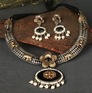 Ensemble collier et boucles d'oreilles motif éléphant en argent oxydé fait main, bijoux ethniques tribaux - Product Image 1