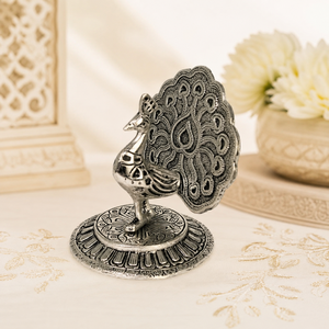 Sculpture traditionnelle indienne en métal représentant un paon, avec des plumes sculptées en détail, objet décoratif pour cadeaux festifs et accents d'intérieur - Product Image 5