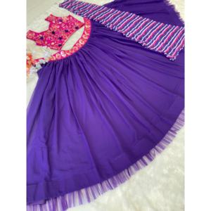 Vêtements traditionnels chinois de créateur, magnifiques ensembles de fête avec travail de miroir en feuille d'or, comprenant un lehenga, une blouse et un koti - Product Image 5