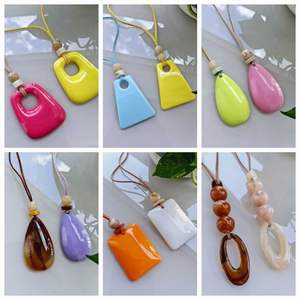 Collier traditionnel ethnique en résine et perles de bois pour tenues - Product Image 1