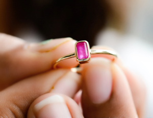 Anillo Apilable Minimalista de Oro Sólido Amarillo de 14K con Rubí Natural Corte Esmeralda y Gema de Rubí Solitaria - Product Image 4