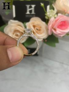 Bague de fiançailles solitaire en diamant de laboratoire taille radiant certifié IGI, vente en gros - Product Image 2