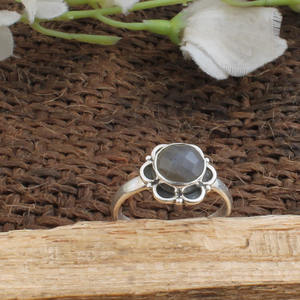 แหวนเงินแท้ 925 ประดับลาบราดอไรต์ทรงเหลี่ยมเจียระไนแบบบริลเลียนท์ งานแฮนด์เมด สไตล์โบโฮคลาสสิก เรียบหรู แหวนเดี่ยว รับรองโดยเจไพร์ สำหรับทั้งชายและหญิง - Product Image 6