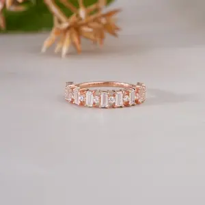 Elegante Anillo de Eternidad con Cristales Corte Baguette Chapado en Oro Rosa para Mujer, Joyería Minimalista para Boda, Aniversario o Compromiso - Product Image 1