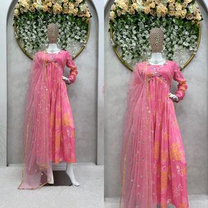 DISEÑADOR 100% Poliéster MUSELINA IMPRESIÓN DIGITAL con TRABAJO A MANO ALIA CUT TOP con DUPATTA PINK - Product Image 2