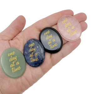 Pierres de cristal polies ovales inspirantes « Un jour à la fois », objet d'art portable et de collection pour soulager l'anxiété - Product Image 5