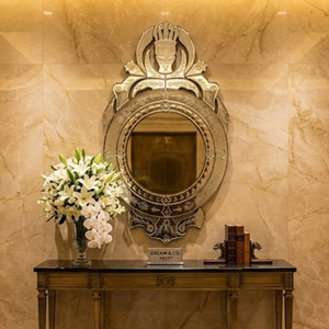 Espejo de Pared Ornamentado de Estilo Barroco Veneciano de Lujo – Vintage Antiguo |   Espejo Decorativo de Vidrio con Acentos Estilizados | Decoración Elegante para Sala de Estar - Product Image 2