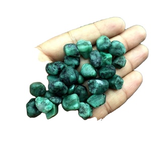 25 pièces pierres précieuses émeraude vertes naturelles 10-12mm grossiste en vrac effet étoile rugueuse pour la fabrication de bijoux de pierre de naissance de mai non traitée - Product Image 1