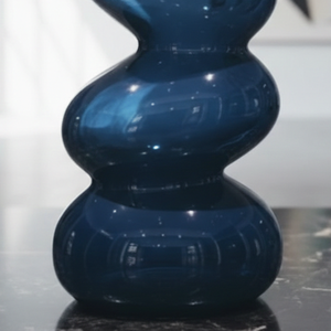 Vase à fleurs en spirale en métal bleu moderne, finition brillante, art abstrait, vase décoratif pour la maison, centre de table et décoration pour le salon - Product Image 4