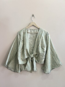 Blusa de seda al por mayor para mujer, top retro de playa con lazo frontal, top cruzado de seda - Product Image 3