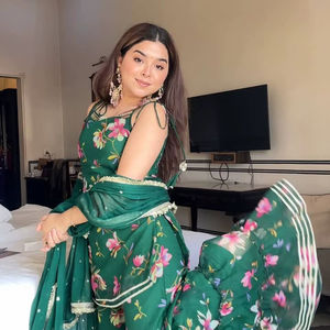 Conjunto de traje Sharara de georgette sintético verde con estampado digital y encaje, que incluye top de georgette sintético con estampado digital y encaje elegante y Sharara. - Product Image 1