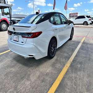 Camry d'occasion et neuve 2020-2022, intérieur foncé, sièges en cuir, pneus R15, bon état, prête à être expédiée immédiatement - Product Image 3