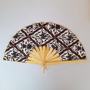 Éventail pliant artisanal indonésien en tissu batik brun à motif treillis, avec nervures en bambou naturel, cadeau culturel traditionnel, accessoire artisanal - Product Image 1