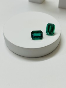 Émeraudes zambiennes naturelles non traitées, paire assortie taille émeraude 5,20 carats, vert émeraude, qualité très fine, certifiées IGI, coupe excellente, Sadiya - Product Image 3