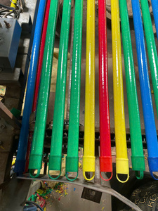 Manches de balai en bois colorés de 45 pouces, légers, style italien à vis, poils durs pour le nettoyage des sols domestiques - Product Image 3