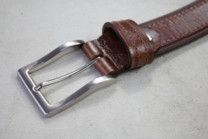 Cinturón de Cuero Vacuno Marrón Casual para Hombre con Hebilla Plateada, Diseño Sólido, Construcción Duradera de una Sola Pieza - Product Image 3
