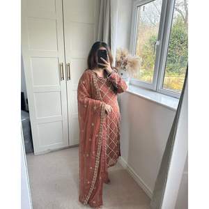 Nouveau lancement ensemble de costume de créateur pour femmes Long Kurta avec pantalon et Work-UC409 à la main Dupptta - Product Image 2