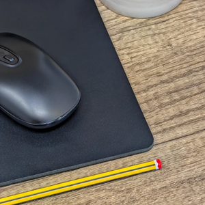 Tapis de souris en cuir pleine fleur fait main Al-Amir - Accessoire de bureau haut de gamme fait main, impression UV, surface lisse - Product Image 4