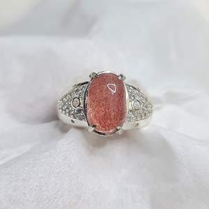 Anillo Unisex de Cuarzo Fresa Natural y Metal Mixto, Hecho a Mano con Piedras Preciosas, Joyería de Plata, Regalo Único para Todos - Product Image 1