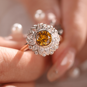 แหวนเพชรเหลืองทองคำแท้ 14K ประดับเพชรเหลืองเพาะเลี้ยงในห้องปฏิบัติการ ดีไซน์ดอกทานตะวัน แรงบันดาลใจจากธรรมชาติ พร้อมขอบล้อมเพชร ราคาจากผู้ผลิต - Product Image 1