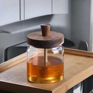 Pot à miel en verre avec couvercle en bois et cuillère distributrice : Rangement rustique pour la cuisine - Product Image 1