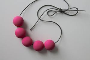 Collar de Cuentas de Resina Rosa Geométrico, Joyería Moderna, Accesorio de Moda Unisex - Product Image 4