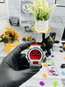 Reloj de Moda Unisex con Correa de Goma Roja y Caja Plateada, Bisel con Incrustaciones de Moissanita Azul VVS - Product Image 1