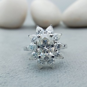 Anillo de Compromiso y Boda Clásico y Elegante con Diamante Solitario de 2 Quilates Cultivado en Laboratorio, VVS, para Mujer, Oro de 14k/18k, Corte Ovalado con Certificado IGI - Product Image 1