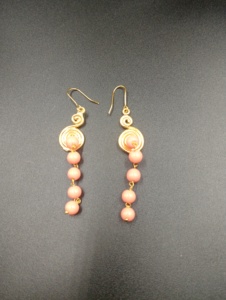 Boucles d'oreilles créoles géométriques plaquées or Amaira Jewels avec perles d'imitation pour femme, bijoux vintage, cadeau - Product Image 2