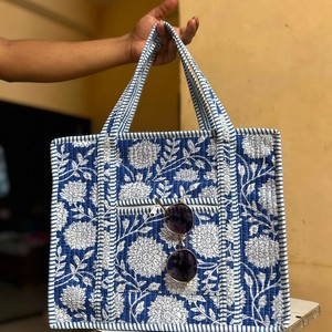 Bolso tote acolchado de algodón con estampado floral hecho a mano, con acolchado suave, diseñado para un transporte diario cómodo y una vida sostenible. - Product Image 4