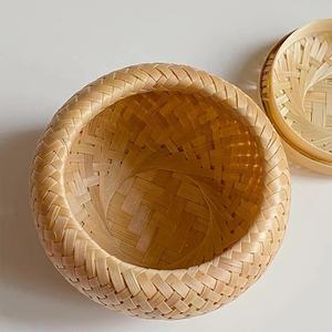 Bonita cesta de almacenamiento de bambú pequeña con tapa Caja de bambú tradicional vietnamita - Product Image 1