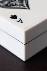Caja de Almacenamiento de Cartas de Póker de Resina con Diseño Moderno de As de Póker, Estilo Clásico para Decoración de Sala de Estar - Product Image 4