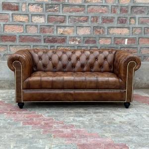 Canapé Chesterfield classique vintage marron en cuir écologique, deux places, en forme de L, avec dossier capitonné, accoudoirs roulés, garniture cloutée, structure en bois - Product Image 4