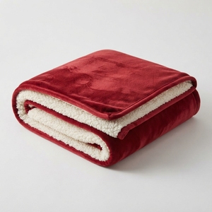 Couverture Sherpa unie rouge rubis avec bordure Sherpa blanche, rectangulaire, en coton biologique, tricotée, personnalisée, pour la maison et les voyages - Product Image 3