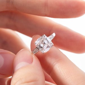 Bague de luxe pour femme en or blanc massif 14 carats avec diamant de laboratoire 3 carats certifié IGI, bague de fiançailles trois pierres de luxe - Product Image 1